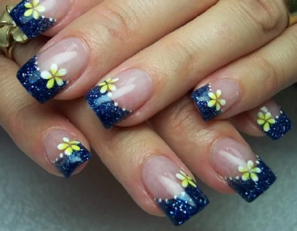 Blue daisies gel nail design