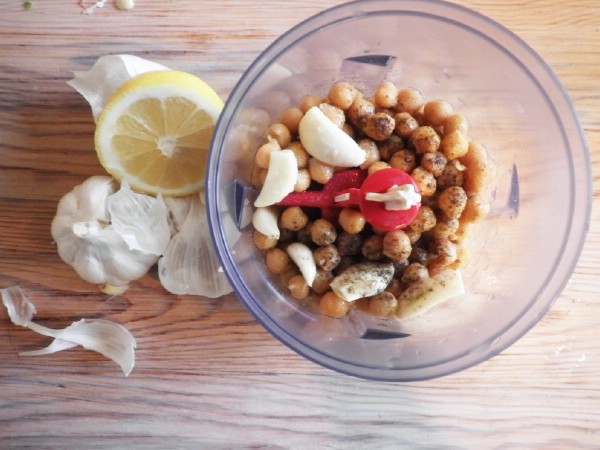ingredients and instructions to prepare hummus