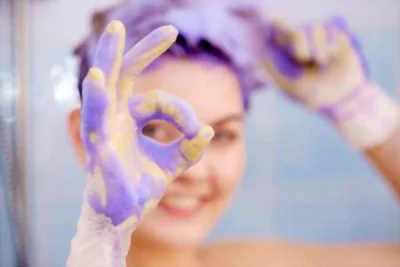 woman dying her hair