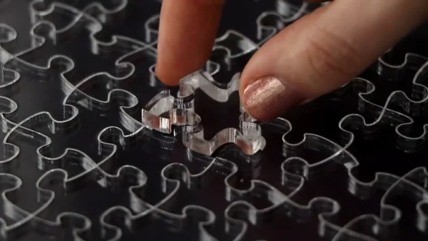 Solving the clear jigsaw puzzle