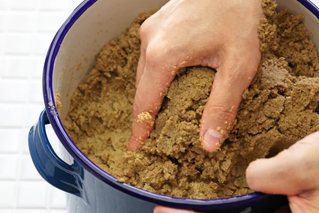 Making rice bran face mask at home