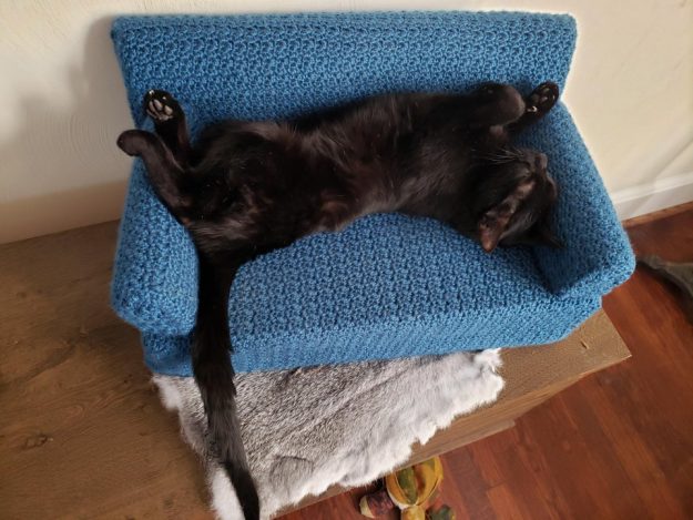 Cat crochet couch 1