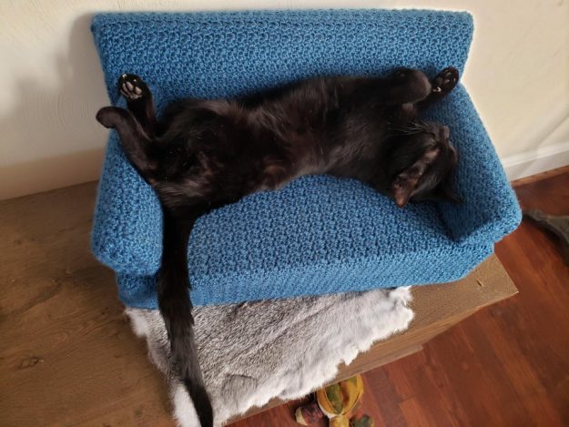 cat crochet couch 1