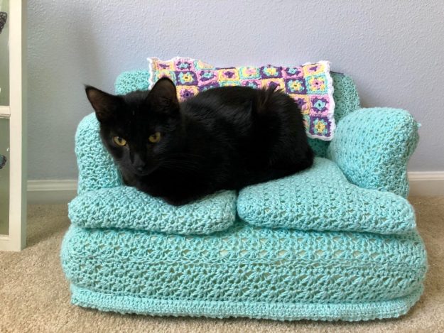 Cat crochet couch 2