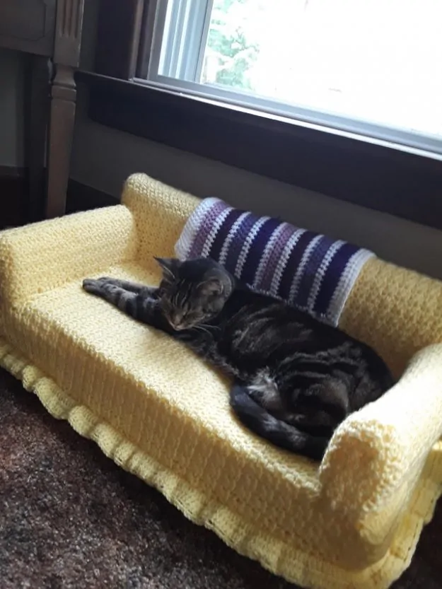 Cat crochet couch 3