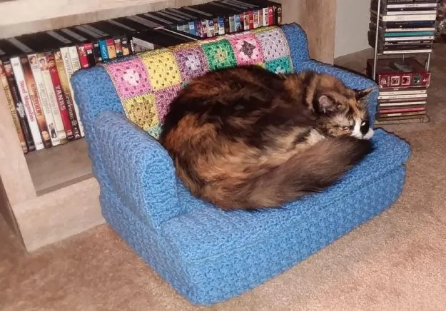 Cat crochet couch 6