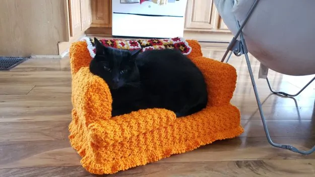 Cat crochet couch 8