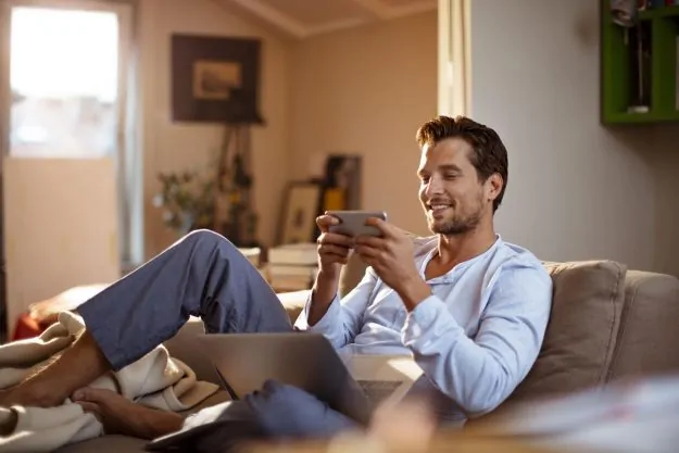 guy texting