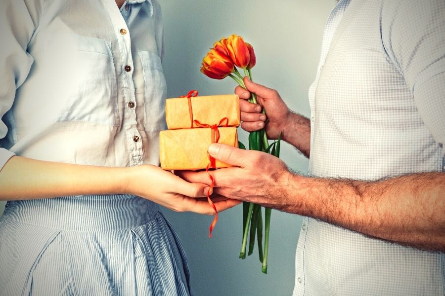 If a Guy Gives You a Gift, What Does It Mean? Does He Like You?