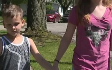 Sister saves brother from attempted abduction from the yard