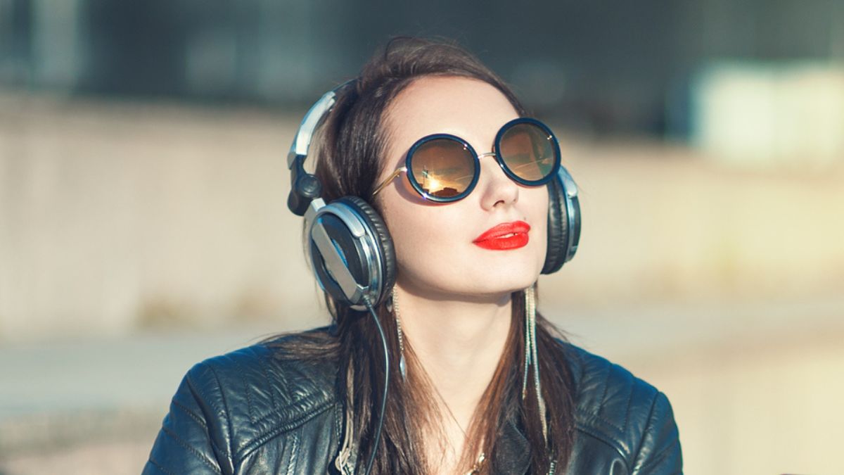 Woman listening to music 1200x675 1