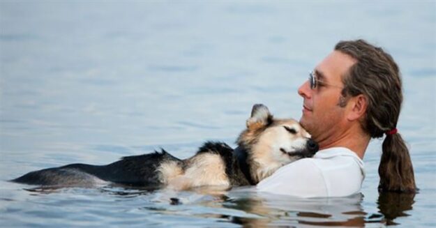 Man Floats With 19 Year Old Elderly Dog Every Day To Ease His Pain 1 5ab5825e1fe4b 768x402 1